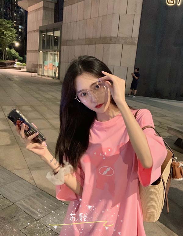 巴黎伴游大学生